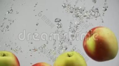 新鲜的五颜六色的苹果，绿色的，黄色的，随着<strong>气泡</strong>的旋转，<strong>白色</strong>的背景